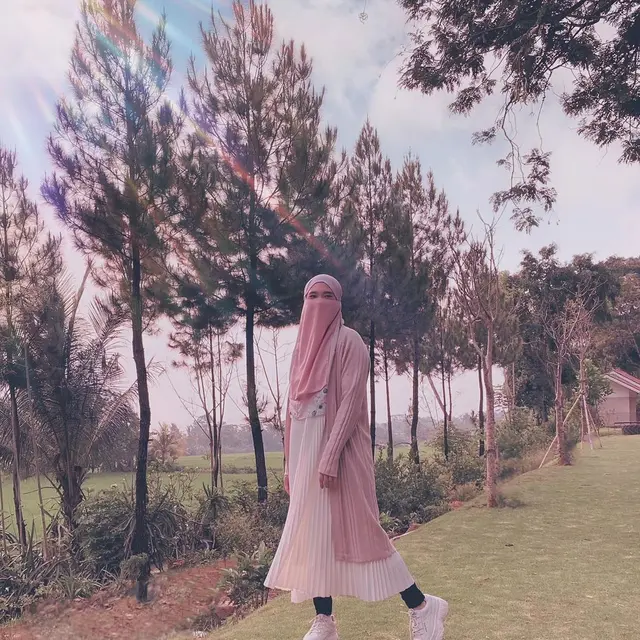 Foto Tanpa Hijab Disebar Kekasih ART, Ini 6 Potret Istri Virgoun Pakai Cadar
