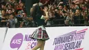 Fans JKT48 menyaksikan idolanya tampil di acara puncak Grand Final AXIS Nation Cup 2023 yang berlangsung di Istora Senayan, Jakarta, Minggu (15/10/2023). (Bola.com/M Iqbal Ichsan)