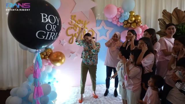 8 Momen Nagita Slavina Ungkap Jenis Kelamin Anak Kedua, Menangis Terharu