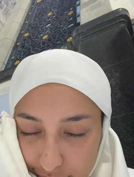 <p>"Aku kira setelah tawaf aku gabakal kuat untuk muterin shofa marwah .. tapi aku kuat aku kuat muterin 7 kali اللهُ أَكْبَرُ" tutup Jennifer Coppen. (Foto: Instagram/ jennifercoppenreal20)</p>