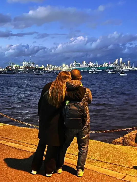 Mereka pun terlihat bahagia dan menikmati momen liburan kali ini. Yasmine pun beberapa kali memeluk suaminya[instagram/yaswildblood]