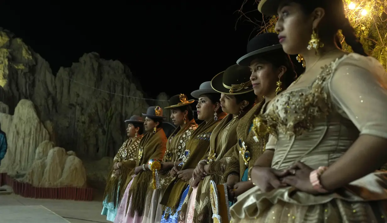 Para kontestan bersaing dalam kontes kecantikan Cholita Pacena di Valle de La Luna di pinggiran La Paz, Bolivia, Jumat, 23 Juni 2023. (AP Photo/Juan Karita)