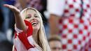 Fans cantik Kroasia memberikan dukungan saat timnya melawan Portugal pada babak 16 besar Piala Eropa di Stade Bollaert-Delelis, Lens, Prancis, (25/6/2016).  (REUTERS/Carl Recine)