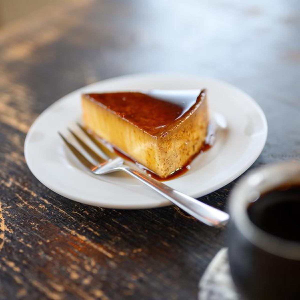 Ilustrasi puding karamel.