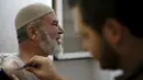 Pasien pria Palestina yang menderita sakit bahu, menerima terapi sengatan lebah di klinik Rateb Samour, Kota Gaza, 11 April 2016. Samour mengobati 250 pasien sehari, dengan keluhan dari rambut rontok, cerebral palsy hingga kanker (REUTERS/Suhaib Salem)
