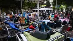 Para pasien menerima perawatan medis setelah dievakuasi dari rumah sakit Universitas Airlangga di Surabaya pada tanggal 22 Maret 2024. (JUNI KRISWANTO/AFP)