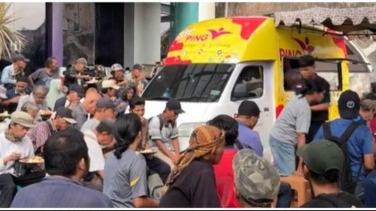 Aksi Sekelompok Orang Buka Warung Makan Bayar Hanya Seribu Ini Viral, Bisa Makan Sepuasnya