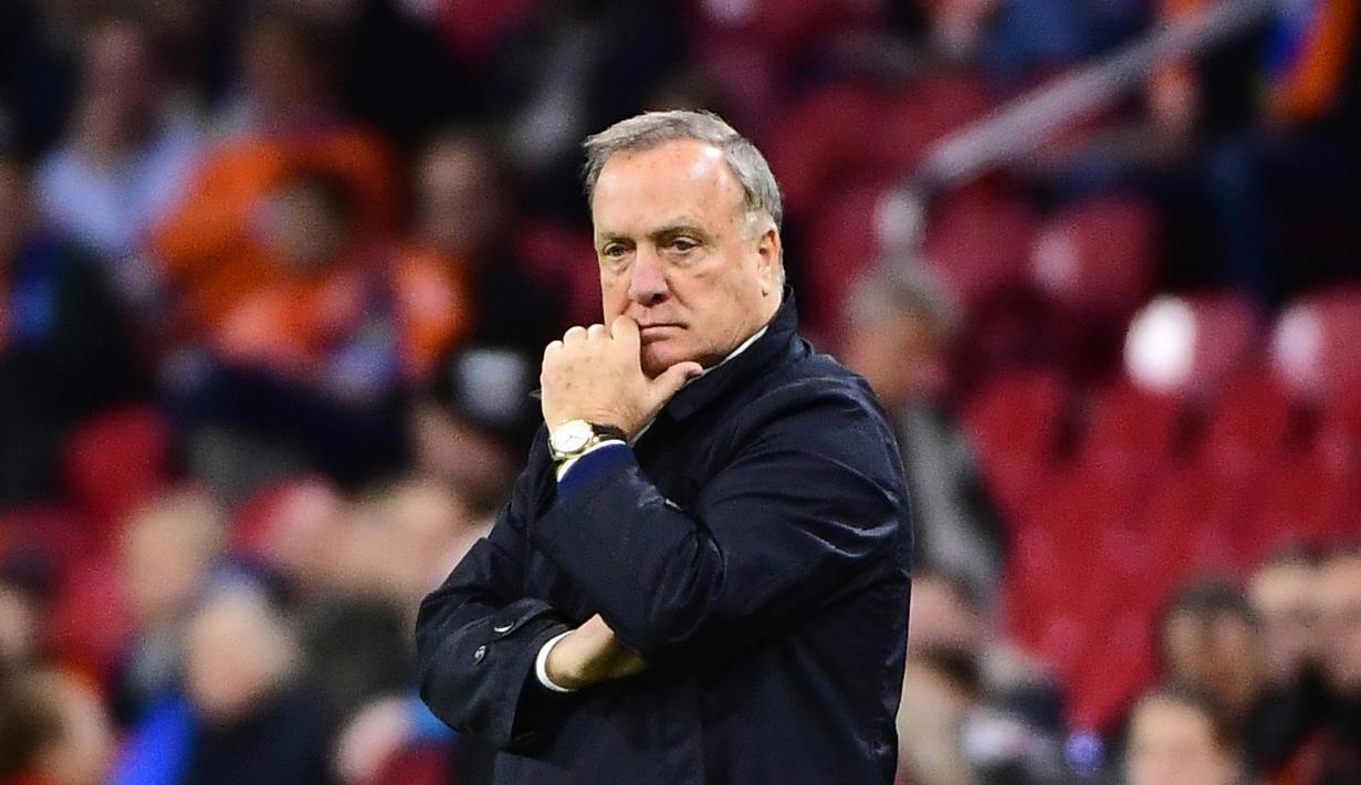 Ekspresi pelatih Belanda, Dick Advocaat saat melihat timnya melawan Swedia pada kualifikasi Piala Dunia 2018 grup A di Amsterdam Arena, Amsterdam (10/10/2017). Belanda menang 2-0. (AFP/Emmanuel Dunand)