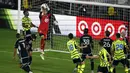 Kiper MLS-All Stars, Djordje Petrovic, berhasil menangkap bola saat pertandingan melawan Arsenal yang berlangsung di Audi Field, Washington (19/7/2023). (AFP/ Getty Images/Tasos Katopodis)