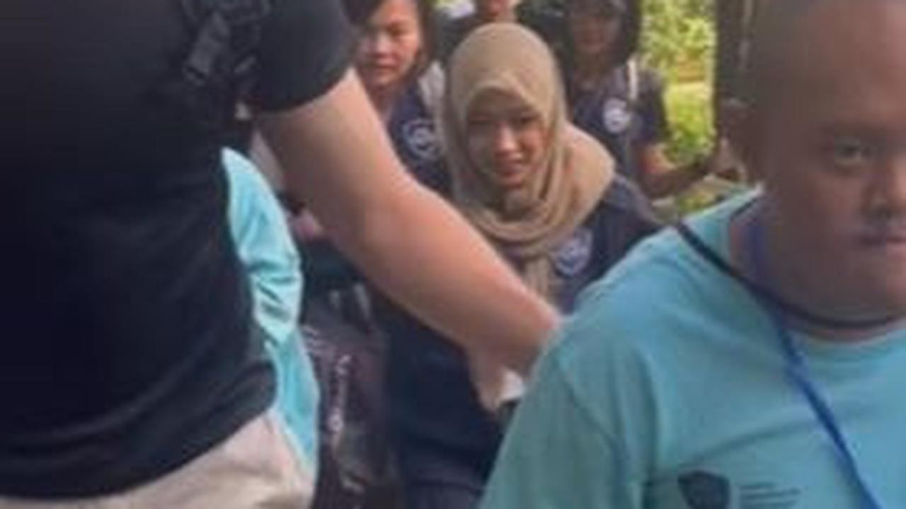 Dengan penuh antusiasme, Shanon menemani salah satu anak untuk menjelajahi alam dengan melakukan trekking, menciptakan momen petualangan yang menggembirakan.<br>