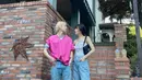 Bisa jadi inspirasi OOTD couple yang stylish, padukan celana jeans dengan strapless top. Sementara untuk pria, kamu bisa memadukan t-shirt dengan vest warna vibrant agar lebih chic. (Instagram/hyojong_1994).