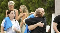 Para pegawai dan pelanggan Walmart menunggu di luar sementara aparat penegak hukum menyelidiki lokasi kejadian setelah insiden penikaman di Traverse City, Michigan, Amerika Serikat, Sabtu, (26/7/2025) waktu setempat. (Dok. Jan-Michael Stump/Traverse City Record-Eagle via AP)&nbsp;&nbsp;