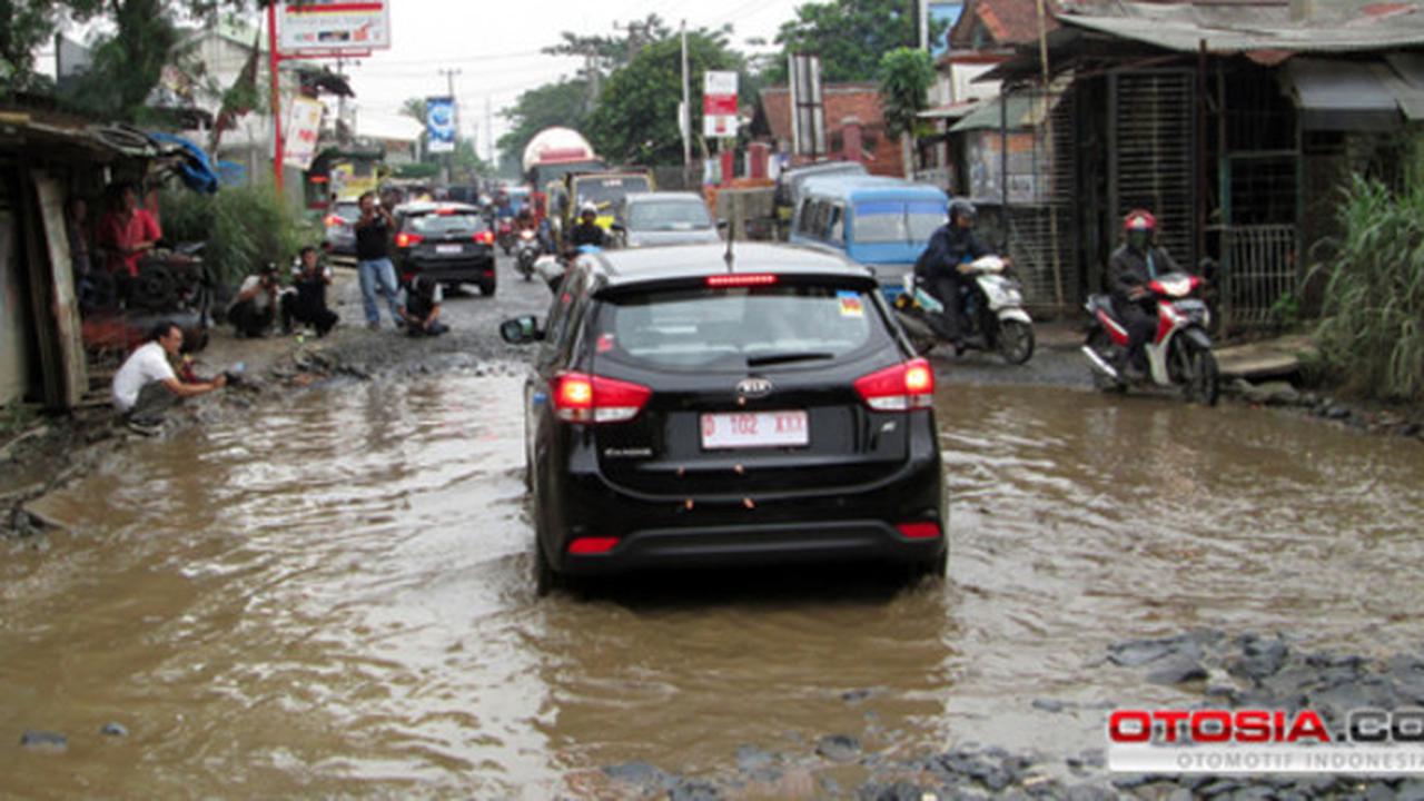 All New KIA Carens Melewani Jalan Berlubang (Foto: Tatan Rustandy)