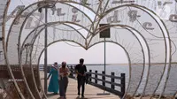 Pengunjung menikmati suasana Pantai Festival Taman Impian Jaya Ancol, Jakarta, Sabtu (20/6/2020). Setelah ditutup selama dua bulan akibat pandemi COVID-19, Kawasan rekreasi Taman Impian Jaya Ancol kembali dibuka. (Liputan6.com/Angga Yuniar)