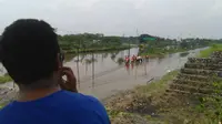 Banjir di petak Jalan Tanggulangin-Porong, Sidoarjo, Jawa Timur, mengakibatkan jalur tersebut tak bisa dilewati kereta api. (Liputan6.com/Dian Kurniawan)