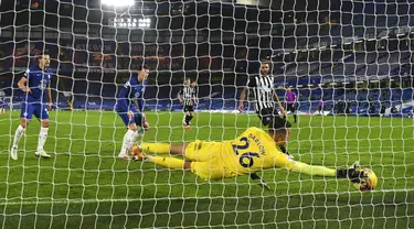 Penjaga gawang Newcastle United Karl Darlow gagal menghalau tendangan pemain Chelsea Timo Werner (tidak terlihat) pada pertandingan Liga Inggris di Stamford Bridge Stadium, London, Inggris, Senin (15/2/2021). Chelsea menang 2-0. (Mike Hewitt /Pool via AP)