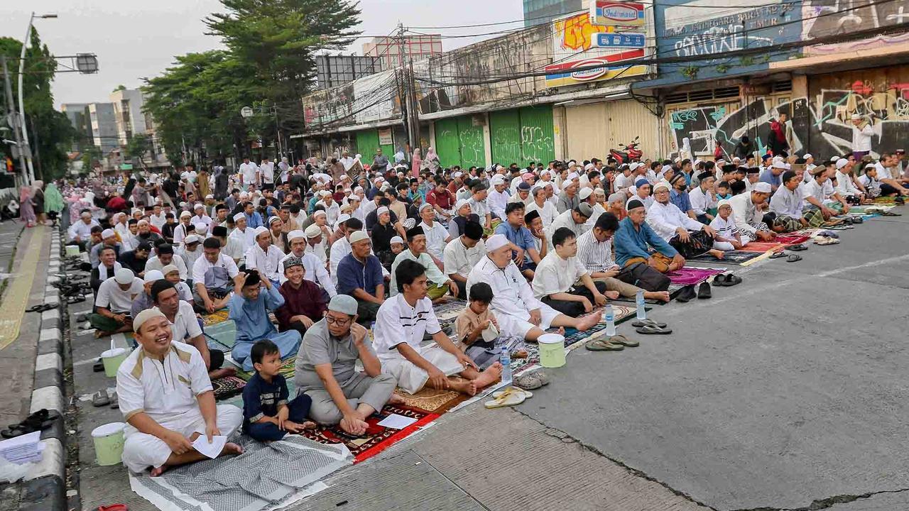 FOTO: Shalat Idul Adha di Depan Gereja Koinonia, Simbol Toleransi Umat Beragama