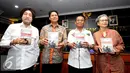 Ketua Komnas HAM, Imdadun Rahmat (kedua kanan) bersama penulis buku Palu dan Godam Melawan Keangkuhan, Rusdy Mastura serta tokoh HAM lainnya berfoto bersama saat peluncuran buku di Jakarta, Rabu (29/6). (Liputan6.com/Helmi Fithriansyah)