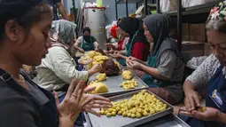 Permintaan berbagai jenis kue kering untuk kebutuhan perayaan Hari Raya Idul Fitri 1447 Hijriah. Tampak dalam foto, pekerja memproduksi berbagai jenis kue kering di Botisha Cookes Kampung Nastar, Larangan, Tangerang, Banten, Kamis 12 Maret 2026. (merdeka.com/Arie Basuki)