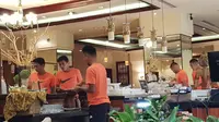 Para pemain Timnas Indonesia ketika mengambil sarapan di Hotel Sultan, menjelang pertandingan kontra Timor Leste (Istimewa)