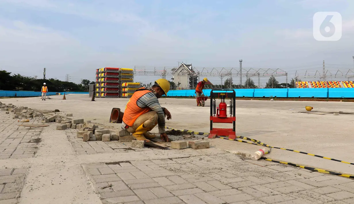 Para pekerja melakukan proses pembangunan Jakarta International E-Prix Circuit di kawasan Ancol, Jakarta, Selasa (17/5/2022). Federation Internationale de Automobile (FIA) Formula E Jakarta E-Prix menyatakan ajang balap mobil listrik pada 4 Juni mendatang diharapkan mampu memberi kontribusi positif terhadap kebangkitan ekonomi pascapandemi COVID-19 yang bakal dirasakan pelaku usaha dan masyarakat melalui Jakarta E-Prix. (Liputan6.com/Herman Zakharia)