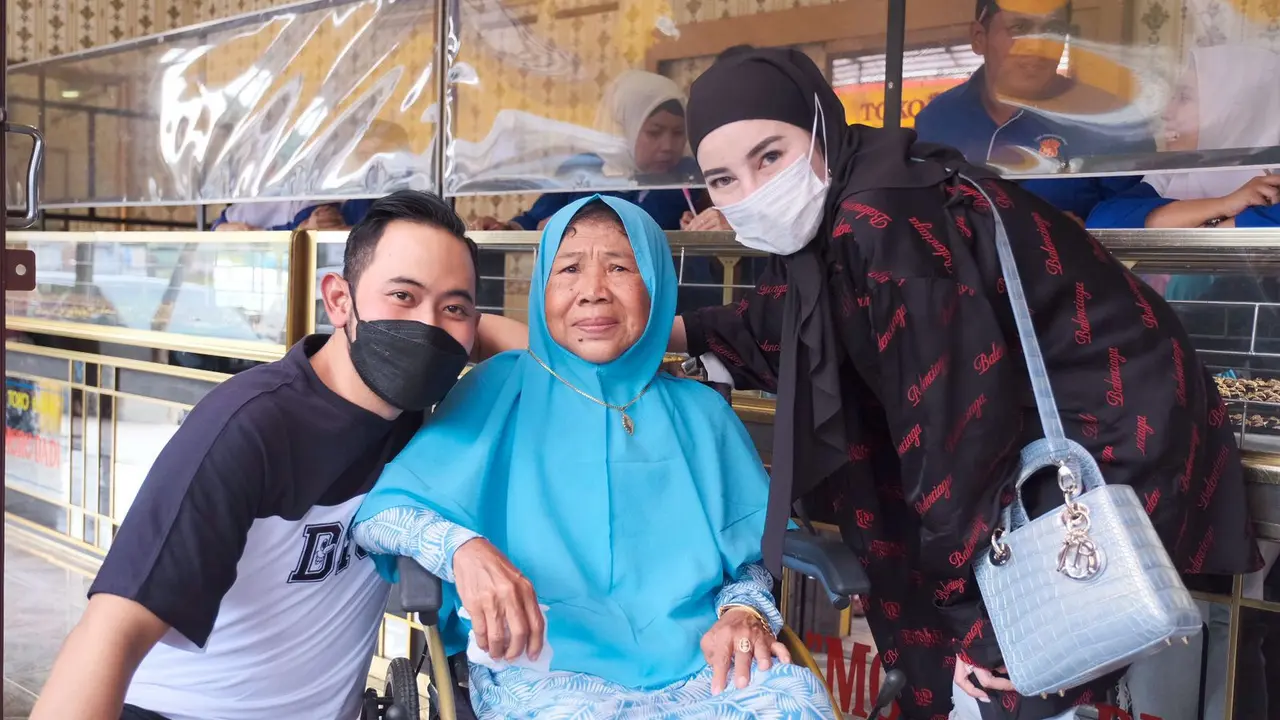 Gilang Widya Pramana dan Shandy Purnamasari memberikan kejutan kepada Ibu Trimah. Wanita yang ditelantarkan anak-anaknya dan dirawat di Panti Jompo