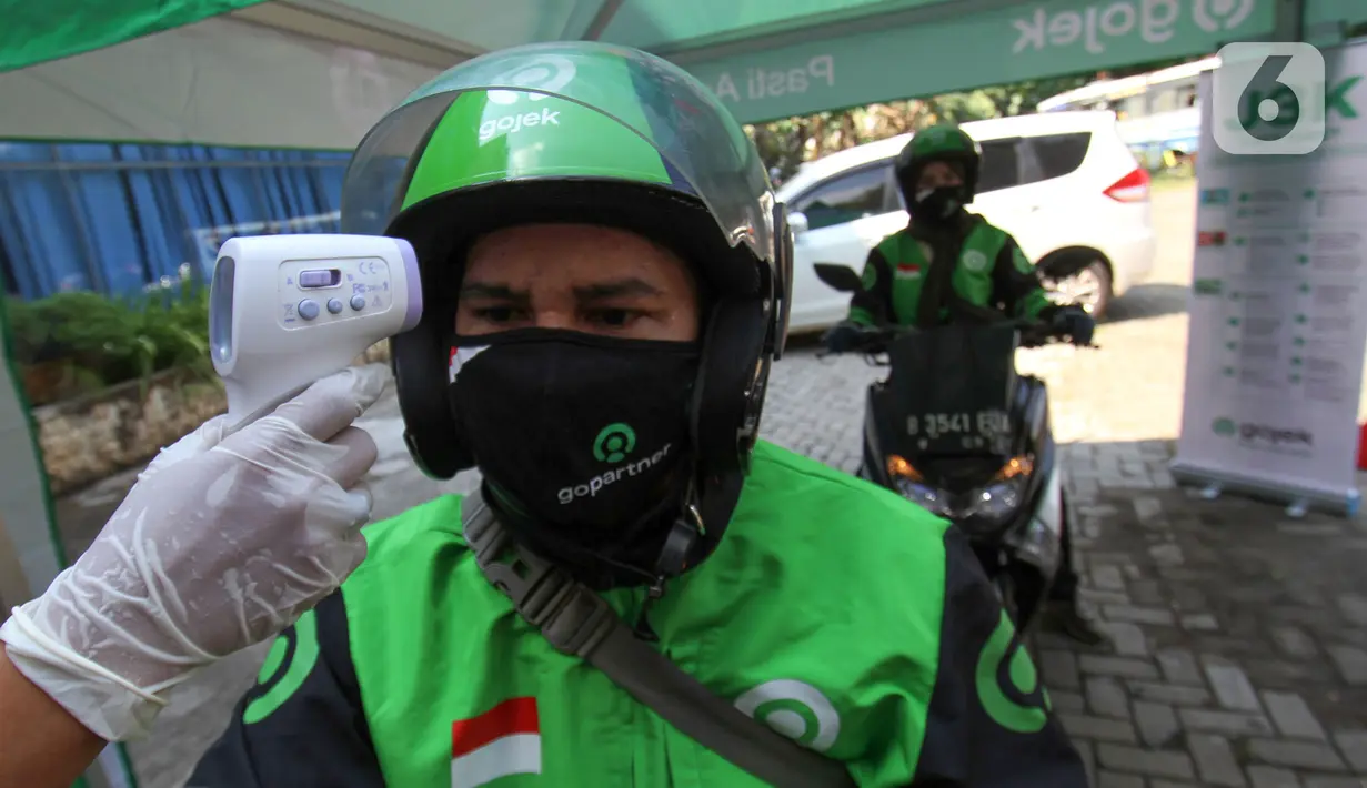 Mitra Gojek saat diukur suhu tubuh pada aksi J3K (Jaga Kesehatan-Jaga Kebersihan-Jaga Keamanan) dalam rangka Hari Perhubungan Nasional di Kota Depok, Jawa Barat, Jumat (18/8/2020). (Liputan6.com/HO/Ading)