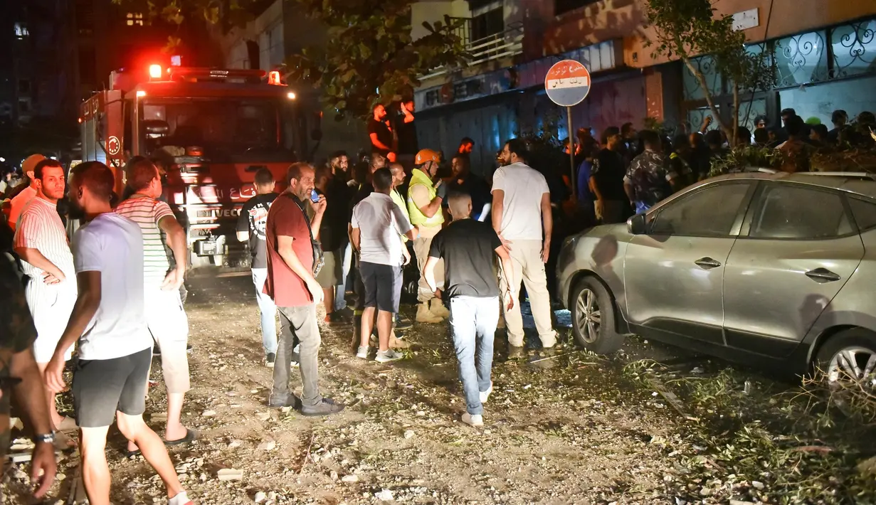 Serangan Israel membuat warga Lebanon harus meninggalkan tempat tinggal mereka. Perdana Menteri Lebanon, Najib Mikati pada Minggu (29/9/2024) mengatakan jumlah pengungsi karena serangan Israel diperkirakan mencapai 1 juta orang. (Fadel ITANI/AFP)
