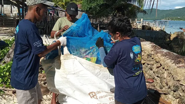 Aktivitas membersihkan sampah