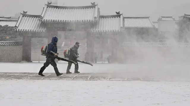 Istana Gyeongbokgung Diselimuti Salju Tebal