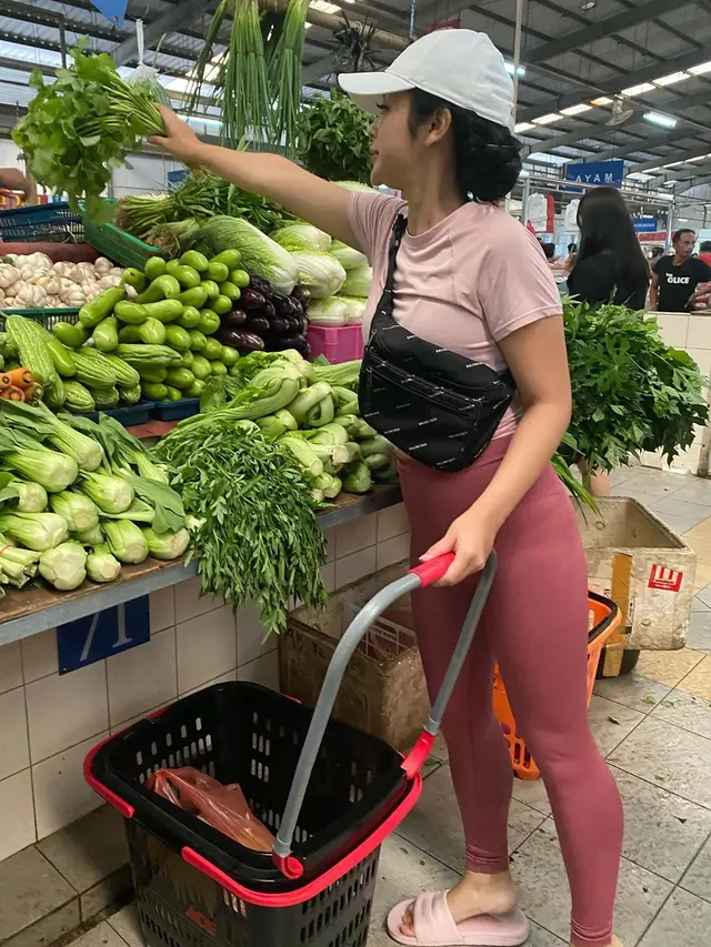 Gaya Selvy Kitty Saat Belanja di Pasar (sumber: instagram/@selvikitty)