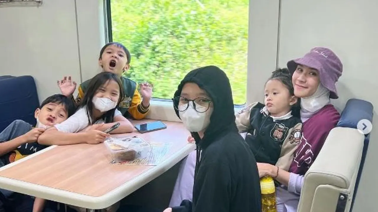 Bawa 5 Anak Pulang Kampung ke Yogya, Zaskia Adya Mecca Ketagihan Naik Kereta
