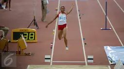 Atlet lompat jauh Indonesia, Maria Londa berhasil meraih emas di nomor lompat jauh putri SEA Games 2015 yang berlangsung di National Stadium, Singapura, Rabu (10/6/2015). Maria saat melakukan lompatan sejauh 6,70 meter. (Liputan6.com/Helmi Fithriansyah)