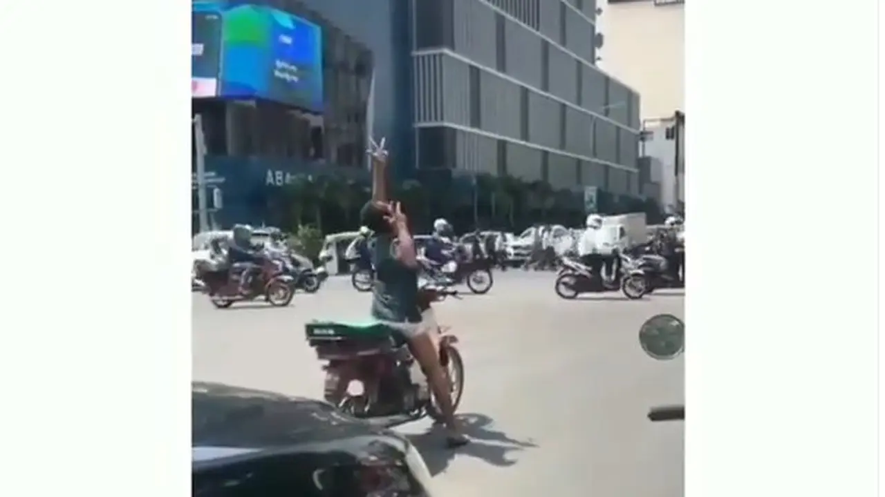 Seperti dilansir akun Instagram @dramaojol.id, Minggu (16/2/2020), terlihat seorang pria muda asik menari di atas kendaraannya.