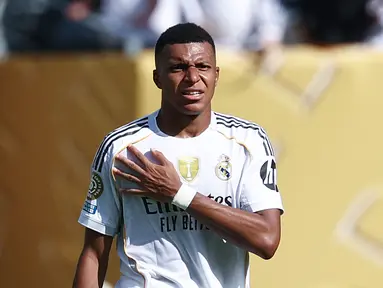 Pemain Real Madrid, Kylian Mbappe, tampak kecewa setelah ditaklukkan PSG pada laga semifinal Piala Dunia Antarklub 2025 di MetLife Stadium, Kamis (10/7/2025) dini hari WIB. (AFP/Franck Fife)