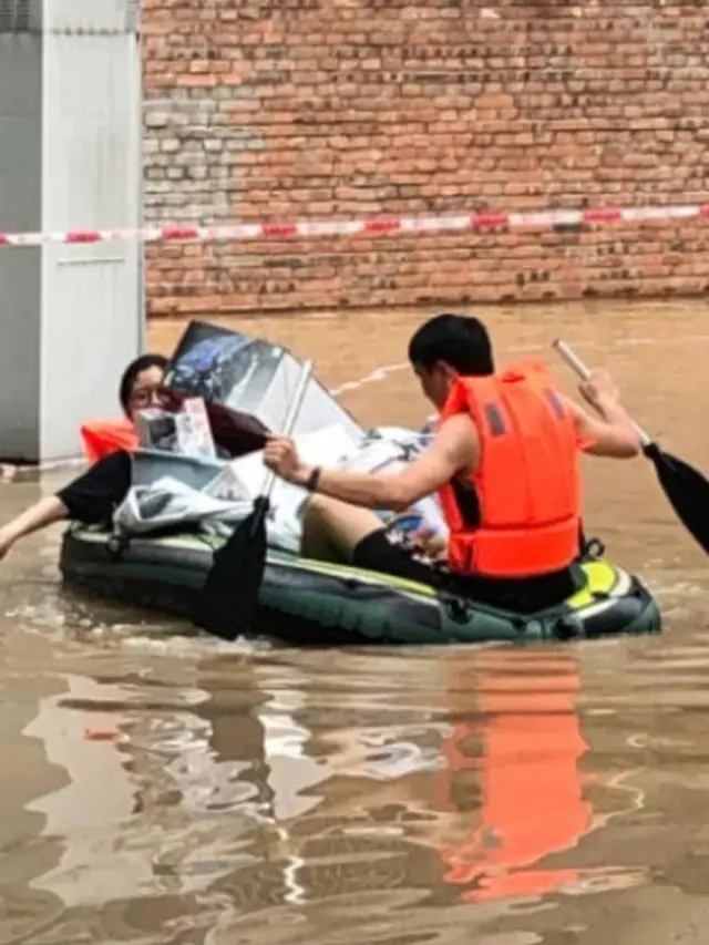 Bentuk Cinta Terdalam, Istri Berenang Menerjang Banjir Selamatkan Gundam Milik Suami