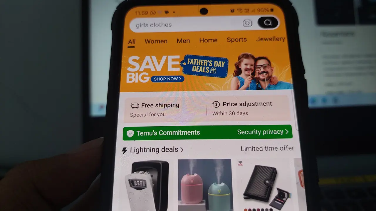 Aplikasi Temu adalah platform e-commerce asal China yang menawarkan direct-to-consumer (D2C). Ini dianggap mengancam UMKM di Indonesia