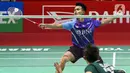 Pebulu tangkis tunggal putra Indonesia Christian Adinata mengembalikan kok ke arah lawannya pebulu tangkis tunggal putra Belanda Mark Caljouw pada babak kualifikasi turnamen Daihatsu Indonesia Masters 2023 di Istora Gelora Bung Karno, Jakarta, Selasa (24/1/2023). Christian Adinata menang atas Mark Caljouw dengan skor 20-22, 21-14, dan 21-17. (Liputan6.com/Herman Zakharia)