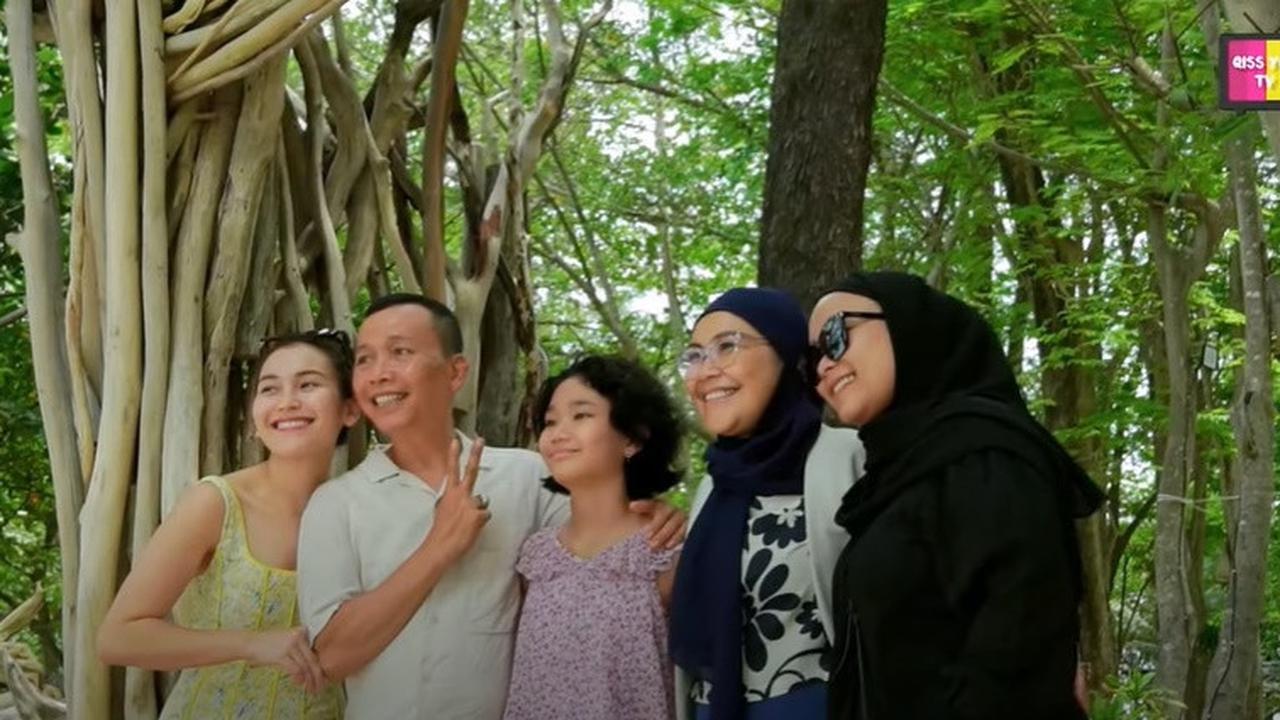 Tak Hanya Ayu Ting Ting, Begini Penampilan Keluarganya yang Juga Ikut Disorot Saat Hadir ke Pernikahan Asisten