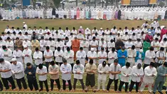 Foto dari udara memperlihatkan umat muslim melaksanakan salat minta hujan (Istisqa) saat kabut asap menyelimuti kota Pekanbaru, di Riau, Jumat (13/9/2019). (ADEK BERRY / AFP)