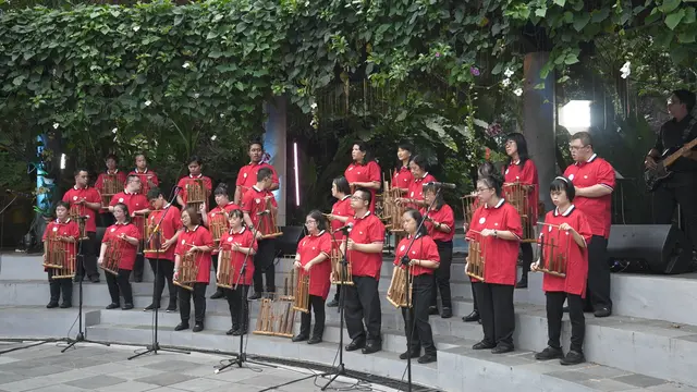 Alat musik angklung dimainkan oleh puluhan anak-anak down syndrome (ist)