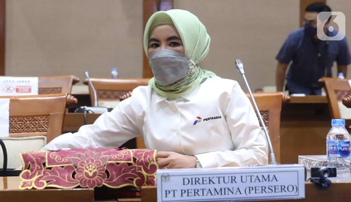 Dirut PT Pertamina (Persero) Nicke Widyawati mengikuti Rapat Dengar Pendapat (RDP) dengan Komisi VII DPR di kompleks Parlemen, Senayan, Jakarta, Senin (5/4/2021). RDP tersebut membahas kebakaran tangki minyak milik Pertamina RU VI Balongan, Indramayu, Jawa Barat. (Liputan6.com/Angga Yuniar)