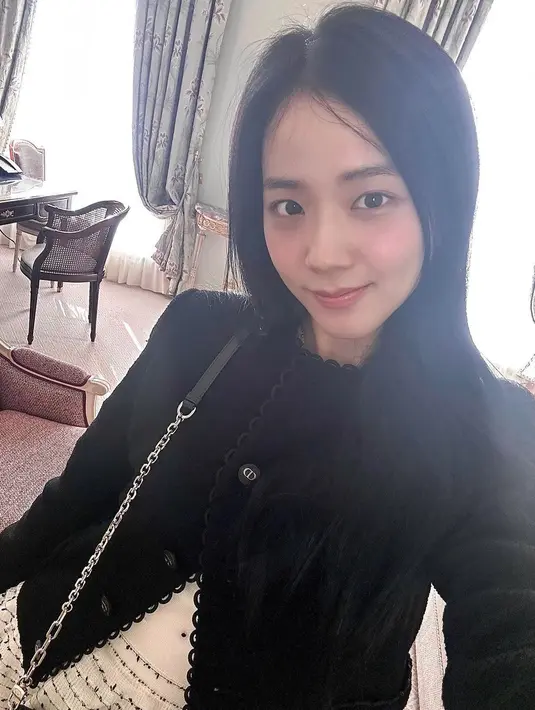 <p>Jisoo tetap memesona meski hanya mengenakan makeup tipis. Setuju, kan? (Foto: Instagram/ sooyaaa__)</p>