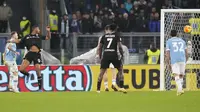 Udinese berhasil mencuri gol terlebih dahulu untuk memimpin 1-0 melalui gol tandukan Beto pada menit ke-18. Ia berhasil memanfaatkan umpan yang dilepaskan Mato Jajalo. (AP/Gregorio Borgia)