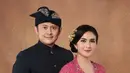 Di foto ini, Kadek Devie berpose bersama sang suami mengenakan kebaya Bali. Kebaya merah muda yang senada dengan seragam Ibu Bhayangkari, dipadu kain Bali merah yang serasi. [Foto: Instagram/kddevie]