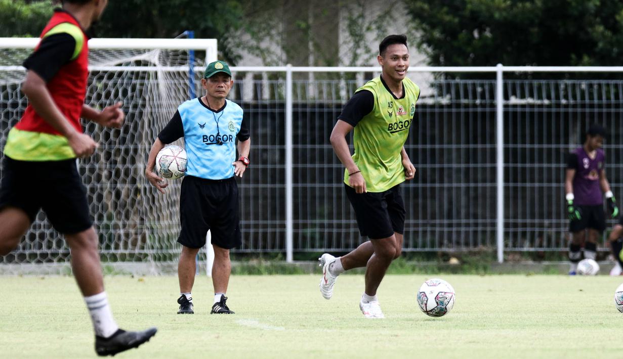 Pemain Persikabo 1973, Andy Setyo Nugroho menggiring bola saat sesi latihan perdana di Lapangan Samudra, Badung, Bali, Minggu (03/01/2022). Latihan tersebut menjadi bagian dari persiapan menghadapi Arema FC di laga lanjutan BRI Liga 1 2021/22 pada 5 januari mendatang. (Bola.com/Nandang Permana)