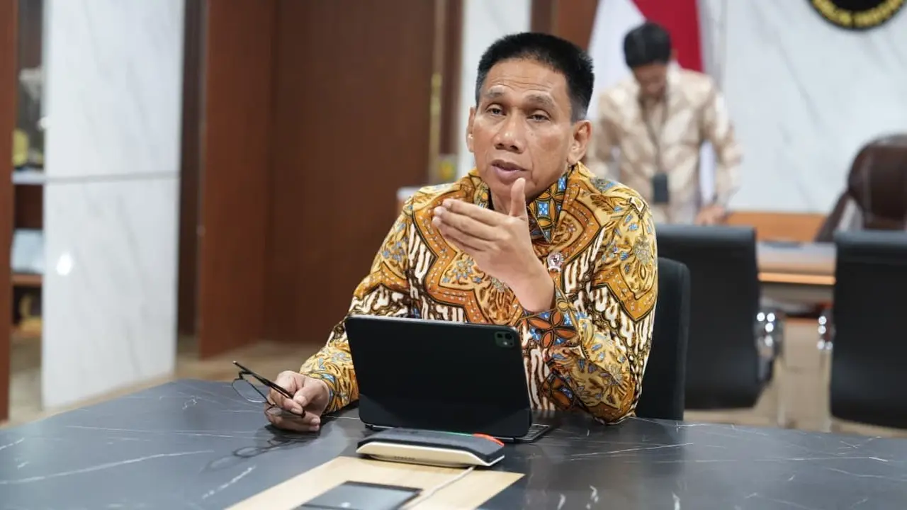 Wamendagri Akhmad Wiyagus dalam kegiatan Sosialisasi Teknis Surat Edaran Menteri Dalam Negeri secara daring.