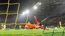 Kiper Borussia Dortmund, Roman Buerki berusaha menangkap bola yang ditendang pemain Tottenham Hotspur, Harry Kane pada matchday kelima Liga champions Grup H di Stadion BVB, Selasa (21/11). Tottenham mencatatkan kemenangan 2-1. (AP/Martin Meissner)
