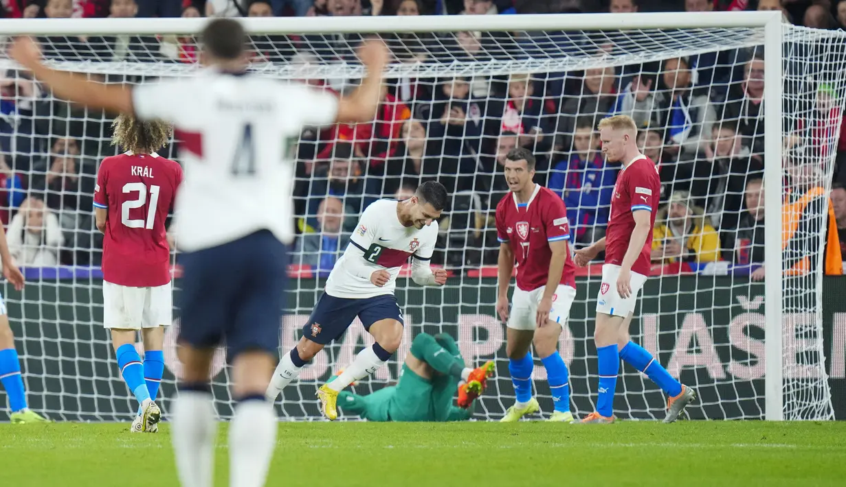 Portugal mampu unggul dua gol di babak pertama melalui Diogo Dalot dan Bruno Fernandes. (AP/Petr David Josek)