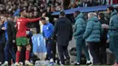 Pemain Portugal, Cristiano Ronaldo, keluar lapangan dengan ekspresi kecewa setelah ditaklukkan Slovenia pada laga persahabatan di Stadion Stozice, Ljubljana, Rabu (27/3/2024). (AP Photo/Darko Bandic)